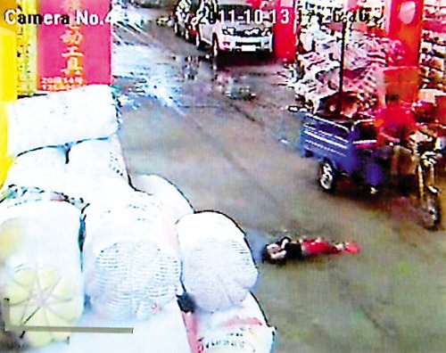 18名路人见死不救 拾荒阿姨救起遭碾压女童