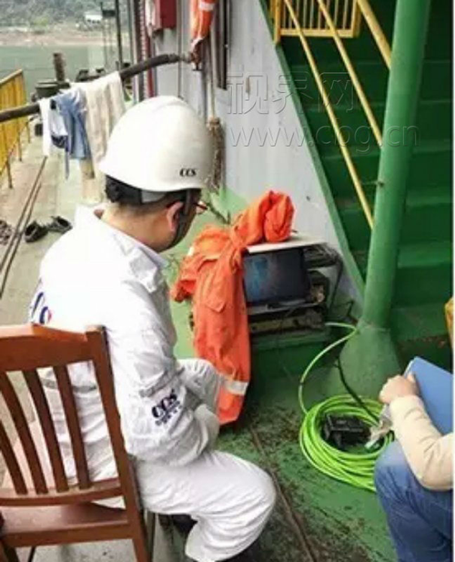 万州港首次开启国内内河船舶水下检验工作