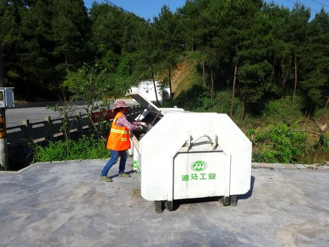 万盛万东镇:农村也有垃圾箱