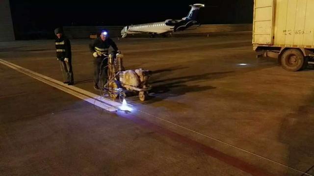 凌晨2点的江北机场 跑道滑行道停机坪上的人在干嘛？