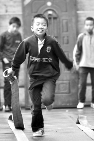 孩子们进消防队hold得住 穿最贵衣服体验灭火