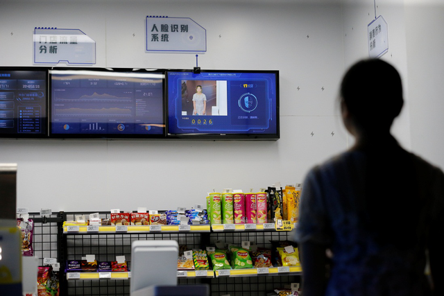刷脸即支付 一七闪店“即拿即走”智能便利店亮相两江新区