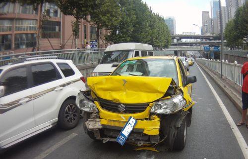 的哥追尾宝马负全责 为赚400倒赔6万