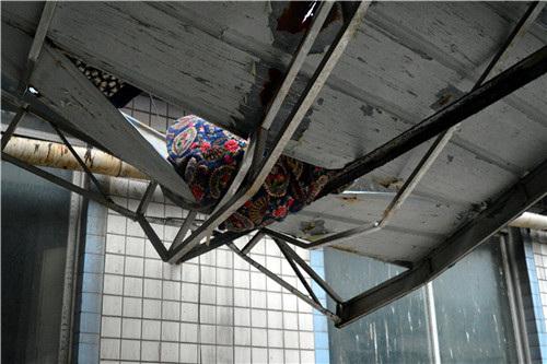 8旬老太6楼摔下被雨棚卡住 消防成功救援