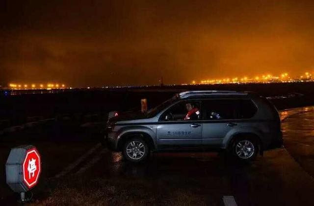 凌晨2点的江北机场 跑道滑行道停机坪上的人在干嘛？