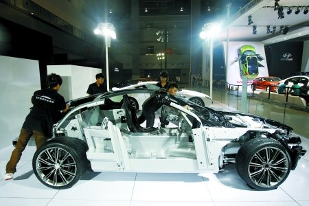 重慶國際車展今天開幕 聽郎咸平說“車經(jīng)”