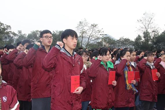 中学举行宪法知识游园竞答活动 学生抢答兴致