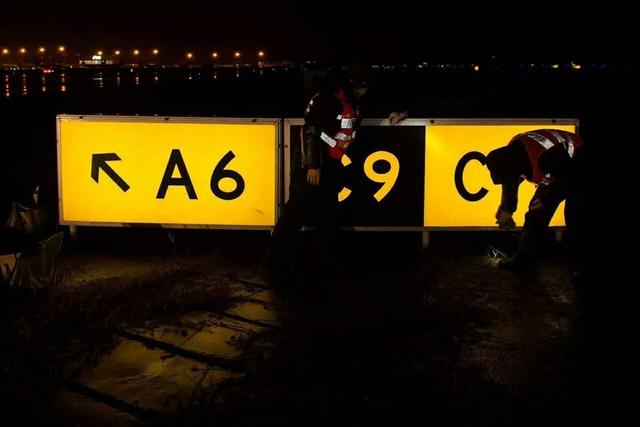 凌晨2点的江北机场 跑道滑行道停机坪上的人在干嘛？