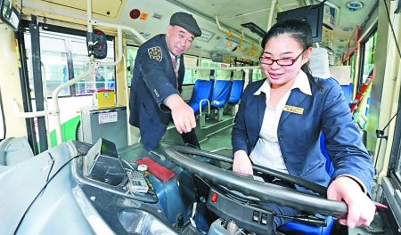 女承父业 大学本科生转行开公交车