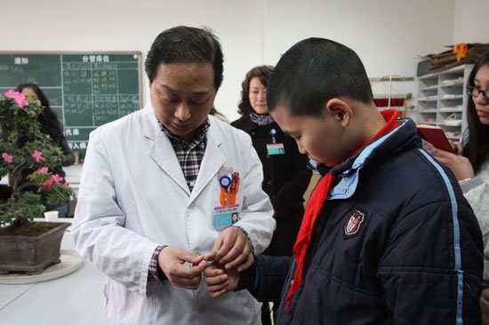 重医儿童医院为自强六指孤儿体检 近日将手术