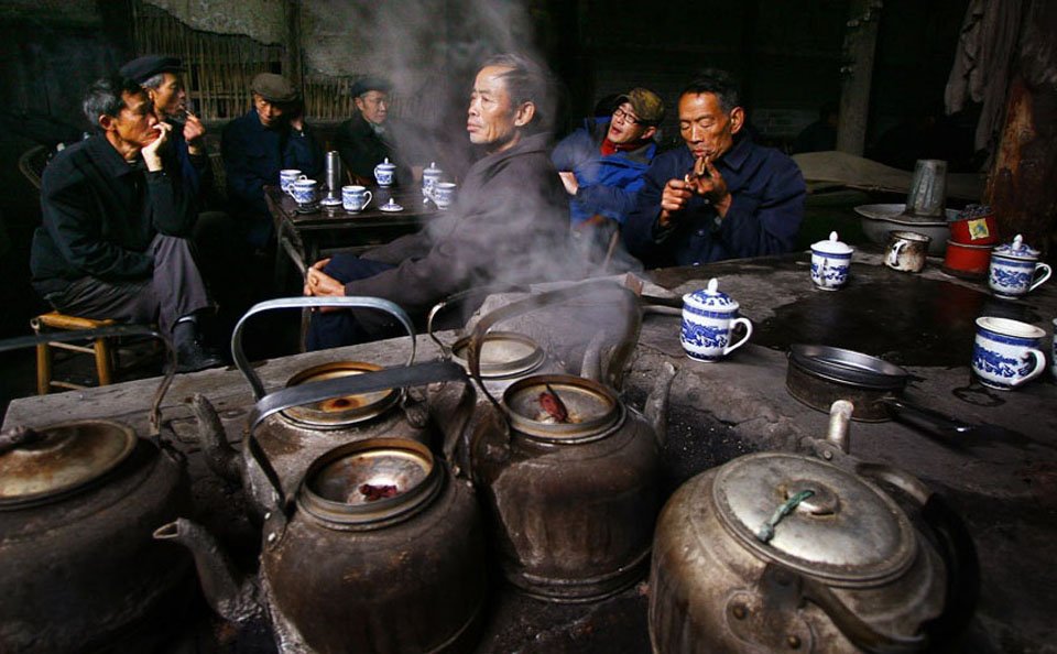 重庆的茶馆遍及城乡,大街小巷,坐茶馆吃茶,成为土农工商,男女老幼