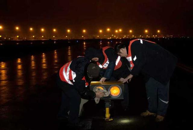 凌晨2点的江北机场 跑道滑行道停机坪上的人在干嘛？