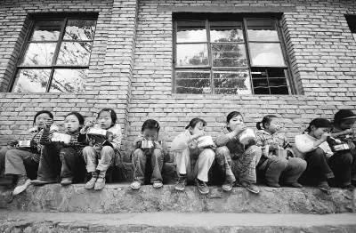 一组孩子开学老照片小时候农村住过校的才看得懂