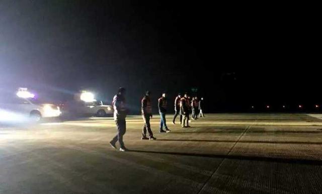 凌晨2点的江北机场 跑道滑行道停机坪上的人在干嘛？