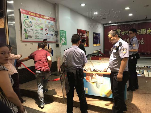 杨家坪一超市保安莫名被打 疑被人报复