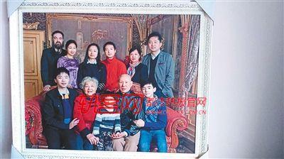 毛婆婆家里挂着的全家福寄托着她对孩子们的思念