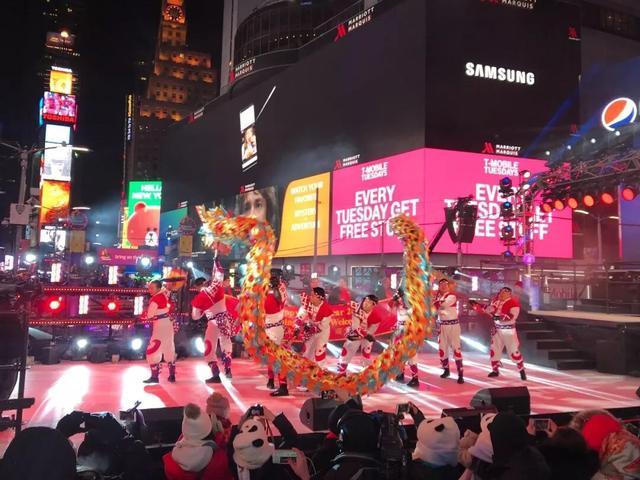 重庆铜梁龙舞在纽约时报广场跨年夜表演 惊艳世界