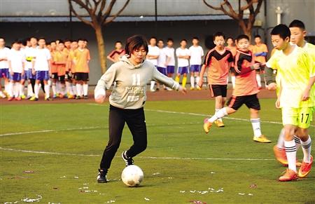 重庆将新增160所足球学校 踢足球也能踢进清华