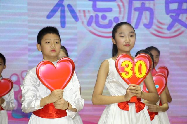 开学啦!珊瑚实验小学全体师生献礼建校30周年
