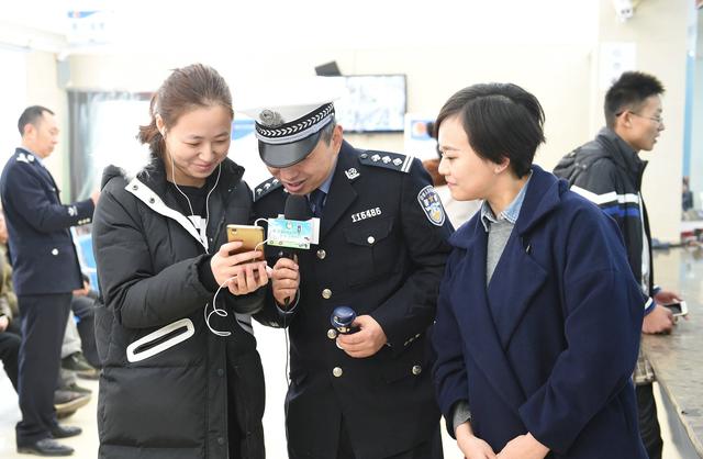 交巡警网络直播宣传车管知识 解读驾考改革_