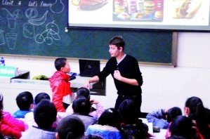 波兰帅小伙上英语课 不读课文聊水果