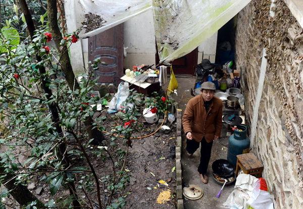 涪陵一个人的动物园 | 见到有人来，非洲狮惊恐得像个孩子