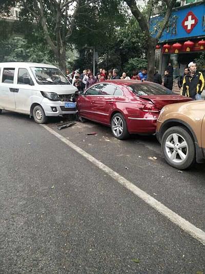 越线调头酿事故 无辜车辆很受伤（图）