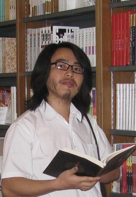 节日和祭祀活动中跳锦鸡舞而得名,聚居在贵州东南部的丹寨县和雷山县