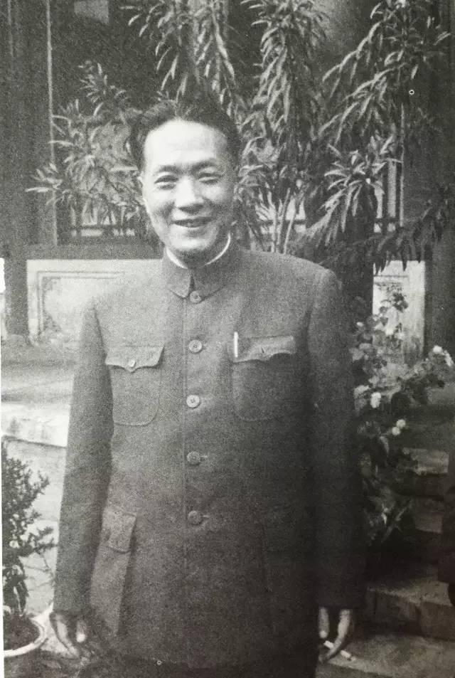 中国的果戈理与偷书贼张春桥的恩怨