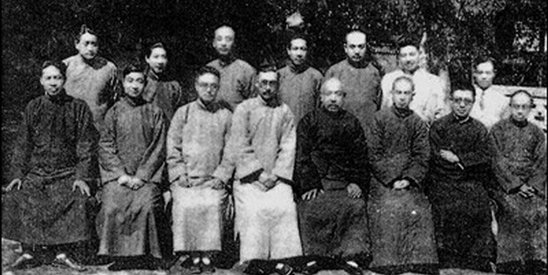 1935年,从事乡建运动同仁合影于邹平。前右一为梁漱溟。