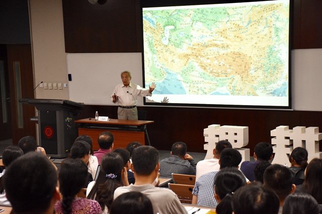 王炳华教授在讲解新疆的地貌 王炳华教授在讲解新疆的地貌