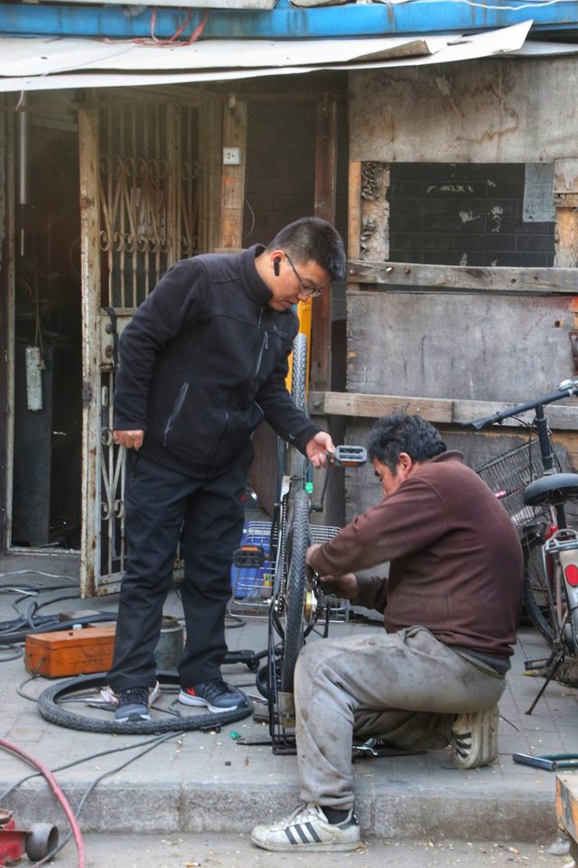 小梁也老了,还在修车。摄影:王斌 小梁也老了,还在修车。摄影:王斌