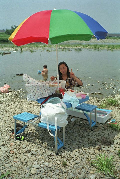 那些在河邊燒烤的日子。 背後是我家長子在玩水。 日本媽媽也曾擔心女兒考上東大嫁不出去