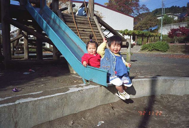 兩個孩子在公園。 日本媽媽也曾擔心女兒考上東大嫁不出去