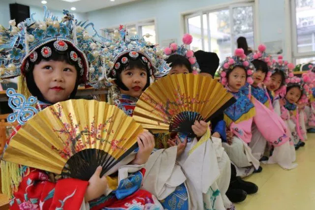 孩子们演的神话京剧《青石山传奇》十一上映园