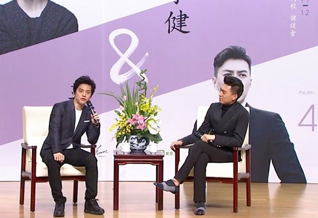 靳东开始被指责太爱“装”,基本是从这次与李健同台对谈开始的,有兴趣可以找视频看看 靳东开始被指责太爱“装”,基本是从这次与李健同台对谈开始的,有兴趣可以找视频看看
