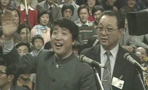 姜昆、唐杰忠在春晚上表演相声《虎口脱险》