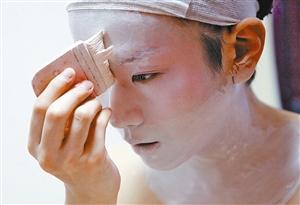 日本唯一男艺伎背后的故事