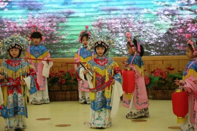 孩子们演的神话京剧《青石山传奇》十一上映园