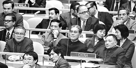 1974年联合国大会,邓小平、乔冠华、黄华出席。黄华当时任职中国常驻联合国代表。
