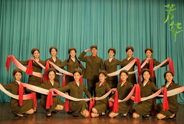 《芳華》：兩件胸衣引發的慘案