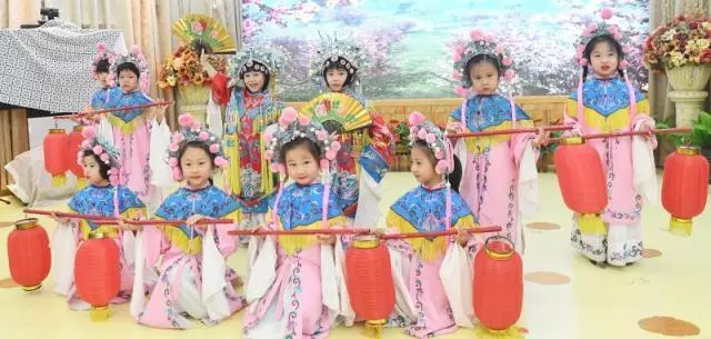 孩子们演的神话京剧《青石山传奇》十一上映园