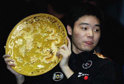 2005年首夺中国公开赛冠军时的丁俊晖,那时他18岁,一脸青春痘 2005年首夺中国公开赛冠军时的丁俊晖,那时他18岁,一脸青春痘