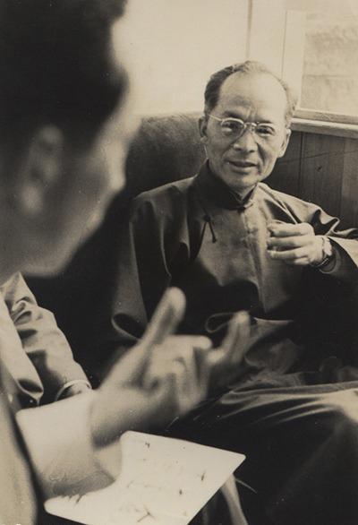 胡兰成谈文章之道:泥手赠花别有情