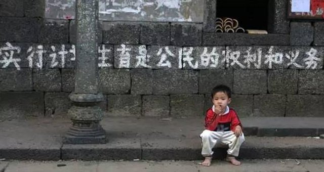 二胎故事：歷史抽了我父親一鞭子，然後還給了我一顆糖