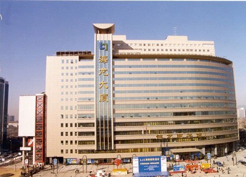 十几年前,海龙大厦曾是一代北京人的“买盘圣地”,也养活了很多倒卖光盘的人 十几年前,海龙大厦曾是一代北京人的“买盘圣地”,也养活了很多倒卖光盘的人