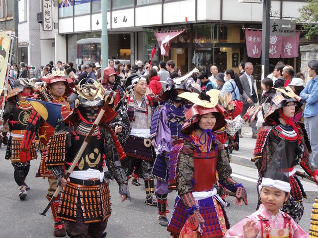 由市民农民组成的「足轻」,头顶竹皮斗笠身披铁甲皮革甚至蓑衣,持长枪