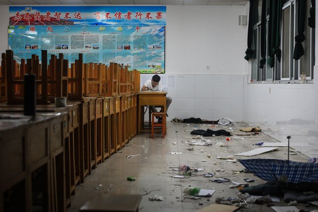 6月4日晚上,毛坦厂镇,一名复读的同学仍在自习。前一天学校已经放假。赵迪摄 6月4日晚上,毛坦厂镇,一名复读的同学仍在自习。前一天学校已经放假。赵迪摄