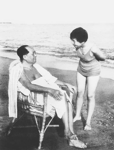揭密夏都北戴河:毛泽东最爱和年轻人游泳