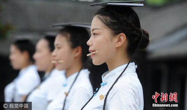 讓機器人坐櫃檯，也許更人道一點